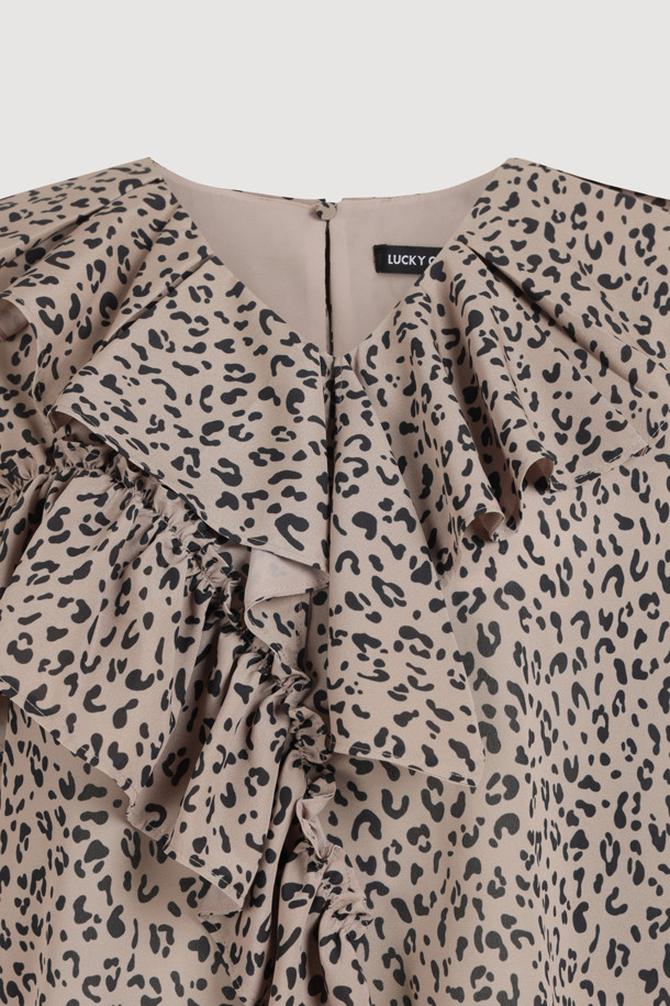 **Ruffle Point Leopard 블라우스 (브라운)**

페미닌하고 클래식한 무드를 연출하는 Ruffle Point Leopard 블라우스입니다. 브라운 컬러의 레오파드(호피) 패턴이 특징이며, 봄, 여름, 가을 계절에 활용하기 좋습니다. 루즈핏으로 편안하게 착용 가능하며, 비대칭 네크라인과 긴소매, 소매 셔링, 볼륨감있는 디자인이 돋보입니다. 뒷넥 단추 여밈으로 간편하게 탈착용할 수 있으며, 데이트룩, 카페룩, 모임룩 등 다양한 TPO에 맞춰 클래식, 로맨틱, 미니멀 스타일을 연출해보세요.
