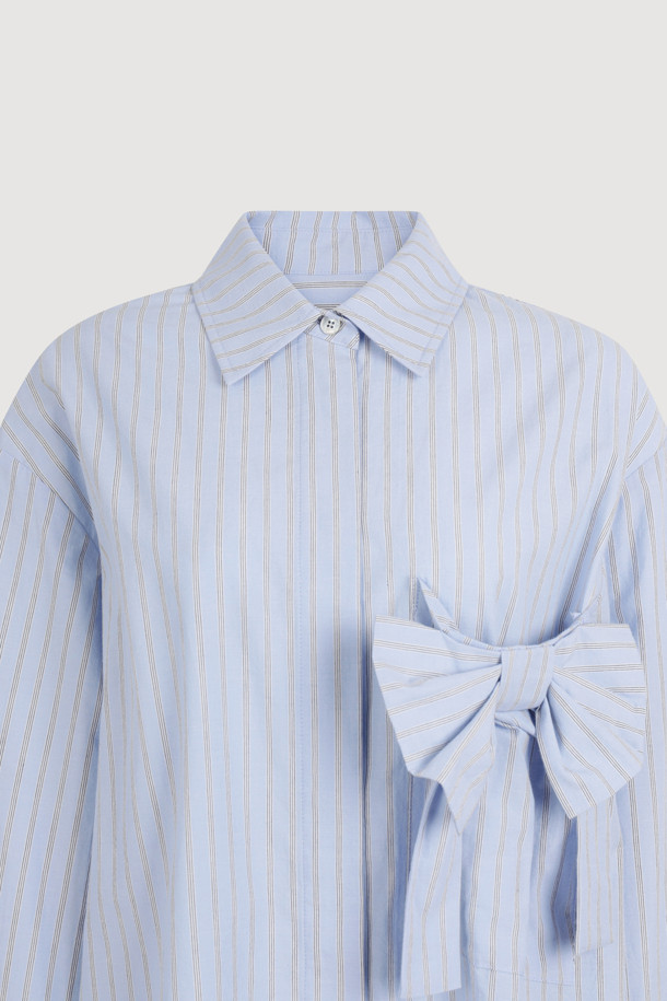 리본 포인트 스트라이프 셔츠 블라우스 (블루)는 클래식한 무드의 여성 셔츠/블라우스입니다. 산뜻한 블루 컬러에 면 소재로 제작되어 봄, 여름 시즌에 시원하게 착용하기 좋습니다. 차이나 칼라와 반소매 디자인으로 단정하면서도 세련된 느낌을 주며, 오버핏으로 편안한 착용감을 선사합니다. 스트라이프 패턴과 리본, 포켓, 단추 디테일이 더해져 밋밋하지 않게 포인트를 더했으며, 데이트룩, 출근룩 등 다양한 TPO에 활용 가능합니다. 미니멀, 캐주얼 스타일을 즐겨 입는 분들께 추천합니다.
