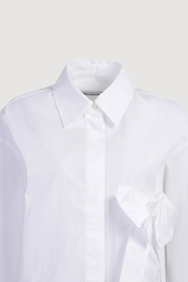 리본 포인트 스트라이프 셔츠 블라우스 (블루)는 여성스러운 무드와 캐주얼함을 동시에 연출하는 셔츠 블라우스입니다. 봄, 여름, 가을 계절에 활용하기 좋은 얇은 두께감으로, 오버핏 실루엣과 긴 소매가 편안하면서도 스타일리시한 핏을 선사합니다. 블루와 화이트 컬러의 스트라이프 패턴이 시원하고 산뜻한 느낌을 주며, 카라넥과 앞 중심 단추 여밈으로 깔끔한 디자인을 완성합니다. 빅 리본 장식과 포켓 디테일이 페미닌한 포인트를 더해 데이트룩, 모임룩 등 다양한 TPO에 활용 가능하며, 캐주얼, 미니멀, 로맨틱 스타일을 모두 소화할 수 있습니다.
