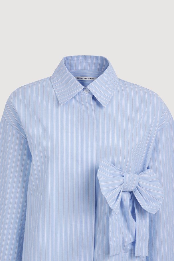 리본 포인트 스트라이프 셔츠 블라우스 (블루)는 여성스러운 무드를 연출하는 셔츠/블라우스입니다. 얇은 두께감과 긴 소매 기장으로 봄, 여름에 시원하게 착용하기 좋습니다. 페미닌한 스타일의 오버핏 셔츠로, 데이트룩, 모임룩에 잘 어울립니다. 카라넥 디자인에 리본 포인트, 포켓 디테일이 더해져 로맨틱하고 클래식한 분위기를 자아냅니다. 앞 중심 단추 여밈과 오픈 클로징으로 편안하게 입을 수 있는 제품입니다.
