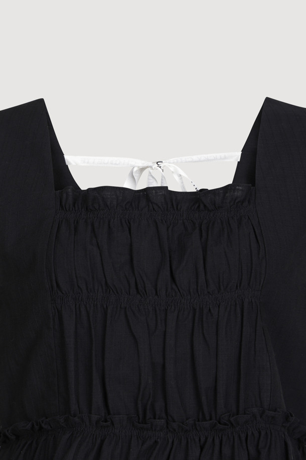 "Back Lettering Strap Shirring Top Blouse"는 다크 블랙 컬러의 여성용 블라우스입니다. 시원한 면 소재에 민소매 디자인으로 여름철 일상복으로 적합하며, A라인 핏과 루즈핏으로 편안함을 더했습니다. 스퀘어넥 라인과 셔링, 리본 디테일, 뒷면 레터링 테이프, 옆 지퍼 등의 특징이 페미닌하면서도 캐주얼한 스타일을 연출합니다.
