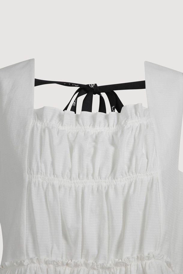 [Re-Order] Back Lettering Strap Shirring Top Blouse (white)는 여성스러운 무드의 화이트 블라우스입니다. 코튼 소재의 A라인 핏으로, 스퀘어넥과 민소매 디자인이 시원한 느낌을 주며, 뒷면 레터링 테이프와 셔링, 리본 디테일이 특징입니다. 봄, 여름 시즌에 캐주얼하거나 페미닌한 스타일로 연출하기 좋습니다.
