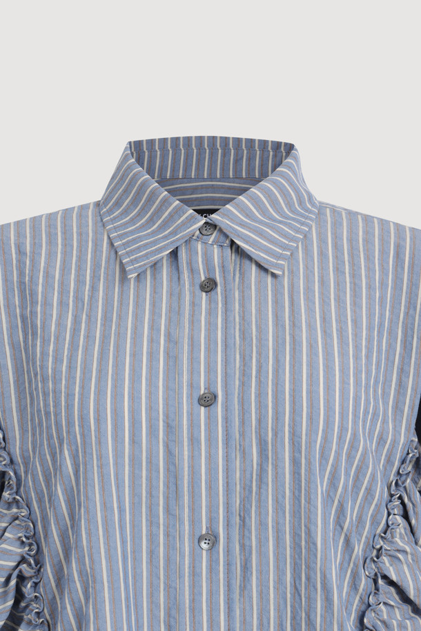 [Re-Order] 셔츠 스타일 프릴 스트라이프 블라우스 (블루)는 여성스러운 무드와 캐주얼한 스타일을 동시에 연출하는 블라우스입니다. 봄, 여름 시즌에 적합하며, 셔츠 칼라와 긴 소매, 루즈핏으로 편안하게 착용할 수 있습니다. 코튼 소재로 제작되어 부드러운 촉감을 선사하며, 프릴 디테일, 비대칭 디자인, 스트링 디테일, 바이오 워싱으로 포인트를 더했습니다. 데이트룩, 스마트 캐주얼, 미니멀 스타일을 즐겨 입는 분들께 추천합니다.
