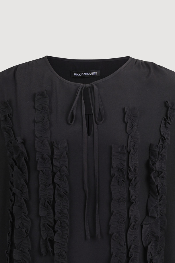 프릴 포인트 라운드 넥 블라우스 (블랙)는 여성스러운 무드를 연출하는 상의입니다. 부드럽게 찰랑거리는 레이온 소재로 제작되어 편안한 착용감을 선사하며, 봄, 여름 시즌에 활용하기 좋습니다. 라운드 넥과 긴 소매, 루즈핏 디자인으로 편안하면서도 스타일리시하게 연출할 수 있습니다. 어깨 셔링과 프릴 포인트, 네크 끈 디테일이 더해져 유니크하면서도 클래식한 분위기를 자아냅니다. 데이트룩, 카페룩, 모임룩 등 다양한 TPO에 활용하여 로맨틱하고 미니멀한 스타일을 완성해보세요.
