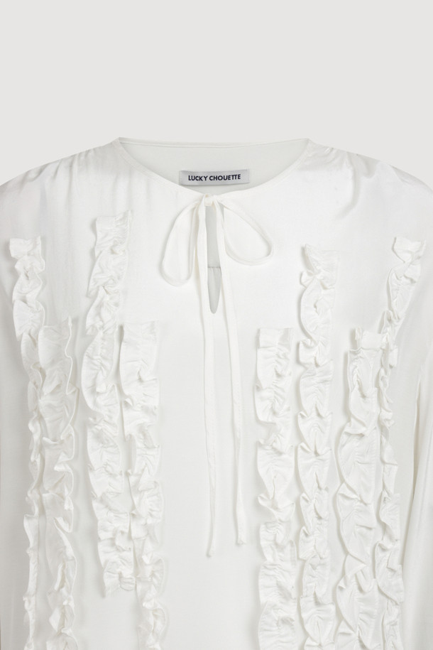 프릴 포인트 라운드 넥 블라우스 (아이보리)는 여성스러운 분위기를 연출하는 블라우스입니다. 부드러운 레이온 소재로 제작되어 편안한 착용감을 선사하며, 라운드넥 디자인과 어깨 셔링 디테일이 특징입니다. 좌우 언밸런스 프릴과 네크 끈 디테일이 더해져 유니크하면서도 클래식한 무드를 자아냅니다. 루즈핏으로 제작되어 편안하게 착용 가능하며, 데이트룩, 카페룩, 모임룩 등 다양한 TPO에 활용하기 좋습니다. 봄, 여름 시즌에 어울리는 얇은 두께감과 긴 소매 기장으로, 로맨틱, 미니멀 스타일을 즐겨 입는 분들께 추천합니다.
