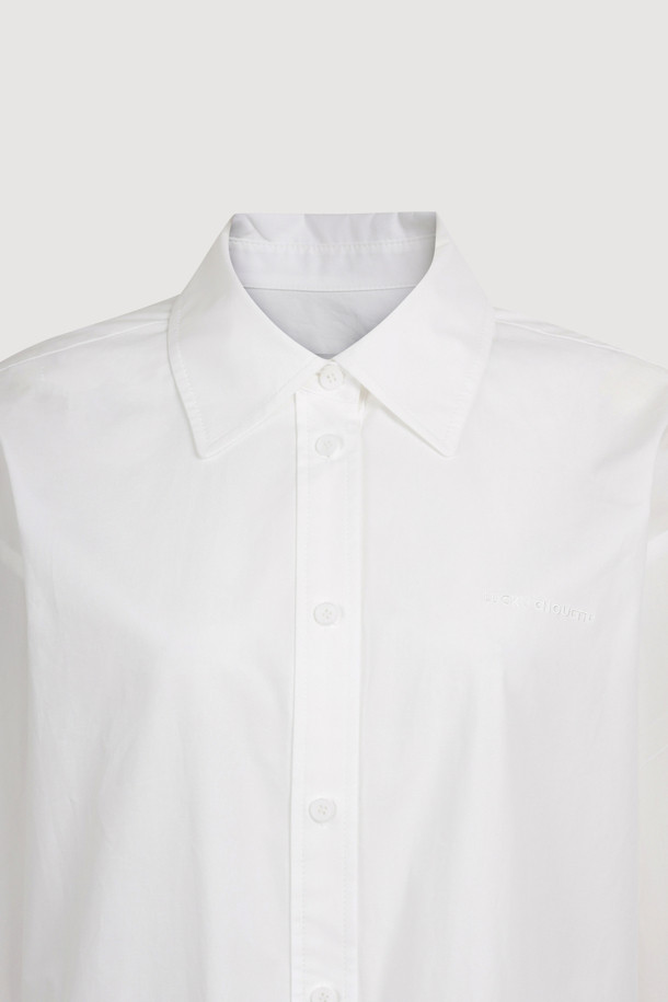 프릴 헴 셔츠 타입 블라우스 (아이보리)는 부드러운 면 소재로 제작되어 봄, 여름에 시원하게 착용할 수 있습니다. 카라넥에 루즈핏 디자인으로 클래식하면서도 캐주얼한 무드를 연출하며, 은은한 아이보리 컬러가 어떤 하의와도 잘 어울립니다. 밑단 프릴과 리본, 러플 디테일이 여성스러운 포인트를 더하고, 바이오 워싱 처리로 부드러운 촉감을 선사합니다. 데이트룩, 카페룩, 봄 소풍룩 등 다양한 TPO에 활용 가능하며, 단추 디테일로 세련됨을 더했습니다.
