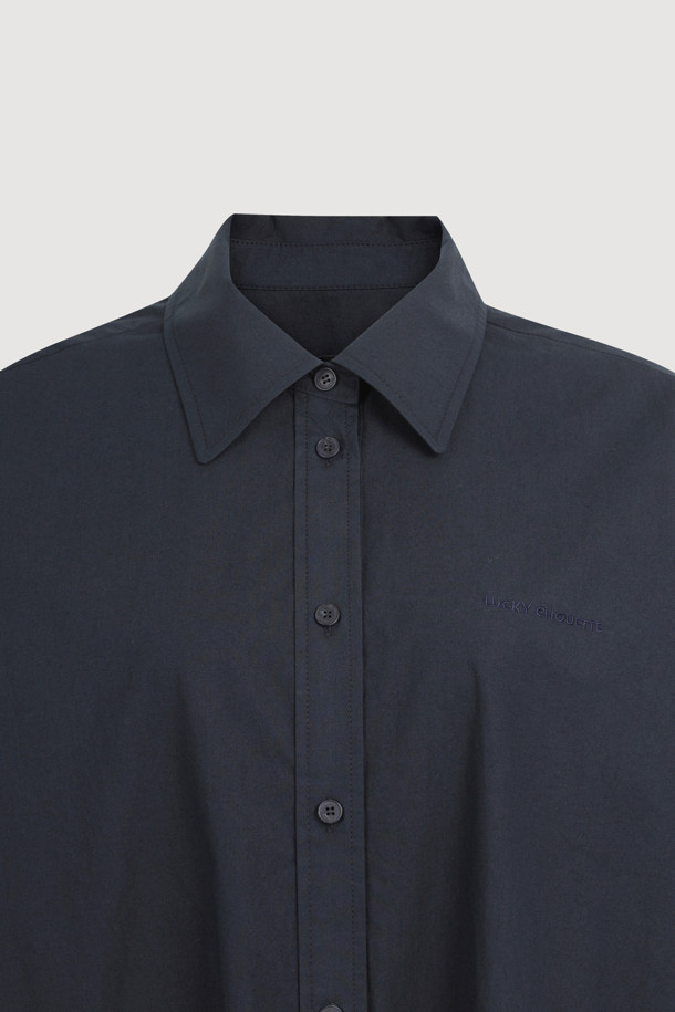 프릴 헴 셔츠 타입 블라우스 (다크 네이비)는 부드러운 코튼 소재로 제작되어 봄, 가을에 착용하기 좋은 여성 블라우스입니다. 셔츠 칼라와 루즈핏 디자인으로 클래식하면서도 캐주얼한 분위기를 연출하며, 무지 패턴에 프릴 헴라인 디테일과 리본 디테일이 여성스러운 포인트를 더합니다. 앞 중심 폴리 단추와 바이오 워싱 처리를 통해 편안한 착용감을 선사하며, 데이트룩, 카페룩, 오피스룩 등 다양한 TPO에 활용 가능합니다. 미니멀, 캐주얼 스타일을 선호하는 분들께 추천합니다. 긴 소매 기장으로 간절기 날씨에 적합하며, 다크 네이비 컬러는 세련된 느낌을 줍니다.
