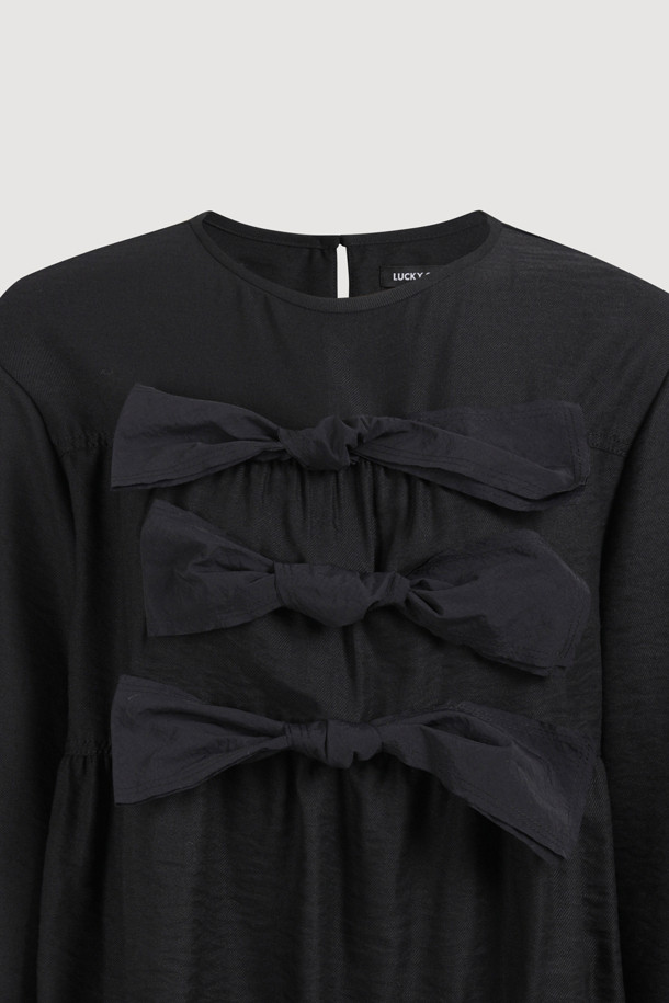 리본 포인트 칼라리스 블라우스 (블랙)는 페미닌하고 클래식한 무드를 연출하는 여성 상의입니다. 텐셀 혼방 소재로 제작되어 부드러운 촉감을 선사하며, 봄, 가을 시즌에 착용하기 좋습니다. 라운드 넥 라인과 루즈핏으로 편안한 착용감을 제공하며, 뒷넥 단추, 셔링, 밑단 프릴 등의 디테일이 돋보입니다. 데이트룩, 오피스룩, 모임룩 등 다양한 TPO에 활용할 수 있으며, 클래식, 미니멀, 로맨틱 스타일을 즐기는 분들께 추천합니다. (*마찰이나 습기에 의한 이염에 주의*)
