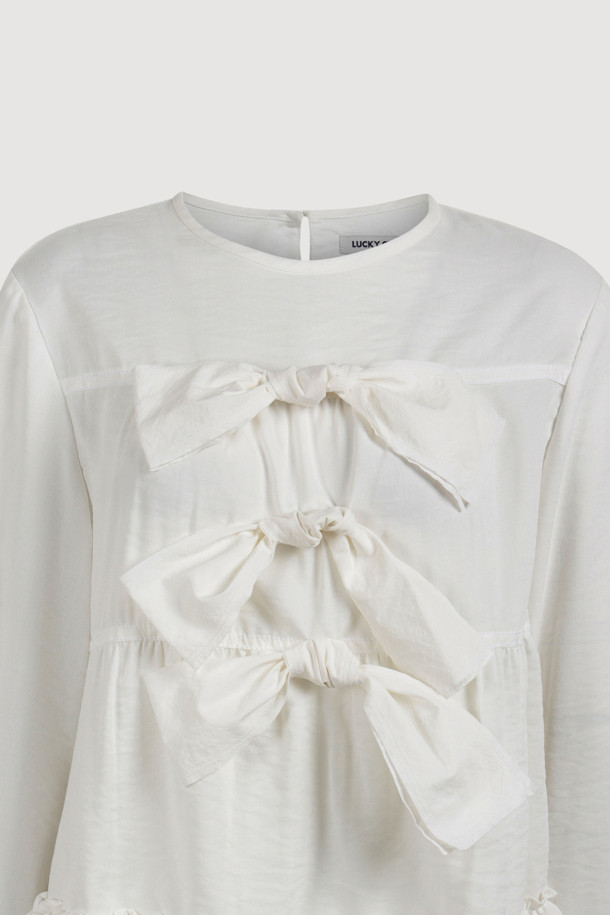 리본 포인트 칼라리스 블라우스 (아이보리)는 부드러운 텐셀 혼방 소재로 제작되어 은은한 광택과 고급스러운 분위기를 자아냅니다. 라운드 넥 디자인에 셔링 디테일과 밑단 프릴, 리본 포인트로 페미닌한 무드를 더했으며, 뒷넥 단추 여밈으로 간편하게 착용할 수 있습니다. 여유로운 루즈핏 실루엣으로 편안하면서도 스타일리시하게 연출 가능하며, 데이트룩, 카페룩, 모임룩 등 다양한 TPO에 활용하기 좋습니다. 클래식, 미니멀, 로맨틱 스타일을 즐겨 입는 여성분들께 추천하는 아이보리 컬러의 긴소매 블라우스입니다.
