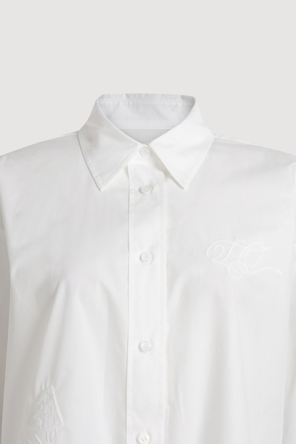 "Embroidery Point Shirt Blouse (화이트)"는 여성스러운 무드를 연출하는 화이트 컬러의 셔츠/블라우스입니다. 차이나칼라와 긴 소매, 루즈핏 디자인으로 편안하면서도 세련된 스타일을 완성합니다. 앞 중심 버튼으로 간편하게 착용 가능하며, LC 레터링 자수와 리본 자수 디테일이 돋보입니다. 데이트룩, 출근룩 등 다양한 TPO에 활용 가능하며, 클래식, 미니멀, 로맨틱 스타일을 즐기는 분들께 추천합니다. 사계절 내내 활용 가능한 베이직한 디자인으로, 자수 패턴이 포인트가 되어 밋밋함을 덜어줍니다.
