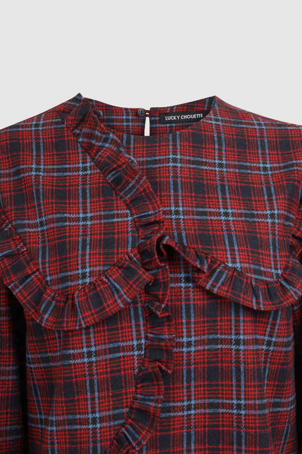 프릴 포인트 체크 블라우스 (레드)는 여성스러운 무드를 연출하는 클래식 스타일의 상의입니다. 따뜻한 촉감과 세미 A라인 핏으로 편안하게 착용 가능하며, 가을과 겨울에 어울리는 아이템입니다. 라운드넥 디자인에 프릴 디테일이 더해져 로맨틱한 분위기를 더하고, 뒷 넥 단추 클로징으로 깔끔하게 마감되었습니다. 체크 패턴과 긴 소매 기장으로 클래식하면서도 세련된 스타일을 완성해 데이트룩, 모임룩, 소개팅룩에 활용하기 좋습니다. 마찰에 의해 필링이 발생할 수 있으므로 착용 시 주의 바랍니다.
