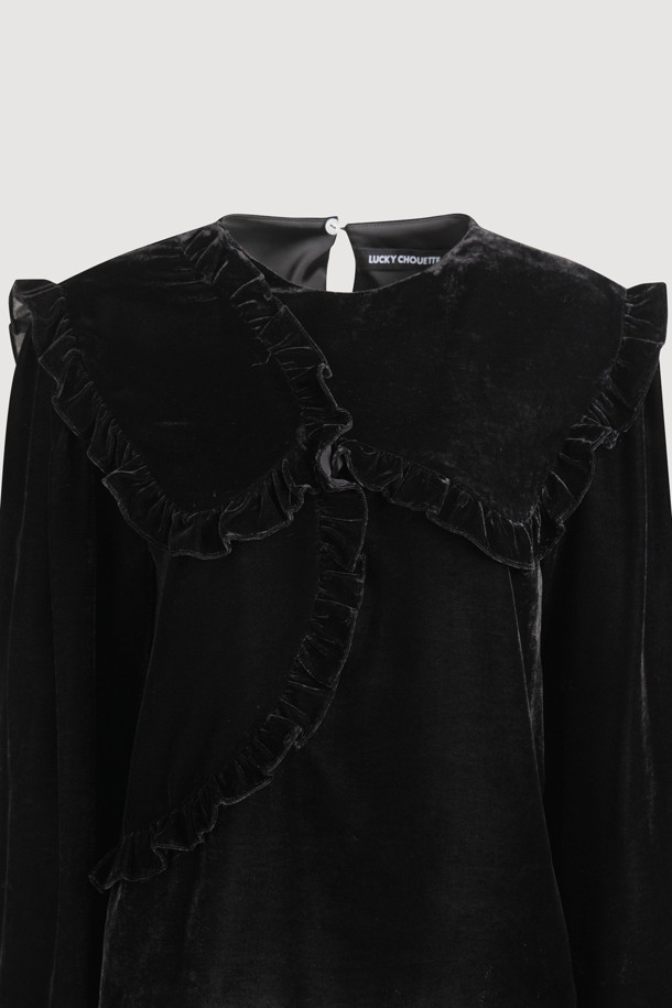 프릴 포인트 벨벳 블라우스(black)는 가을, 겨울 시즌 우아한 스타일을 연출해 줄 여성 블라우스입니다. 부드러운 벨벳 소재에 두꺼운 두께감으로 따뜻하고 포근한 착용감을 선사하며, 라운드넥과 긴 소매 디자인으로 세련된 분위기를 더합니다. 세미 A라인 핏으로 자연스러운 실루엣을 연출하며, 프릴 포인트 디테일과 뒷넥 단추로 여성스러움을 강조했습니다. 오피스룩, 모임룩, 연말 모임룩 등 다양한 TPO에 활용 가능한 블랙 컬러의 클래식, 미니멀, 로맨틱 스타일 블라우스입니다. 반드시 이염에 주의하여 관리하십시오.
