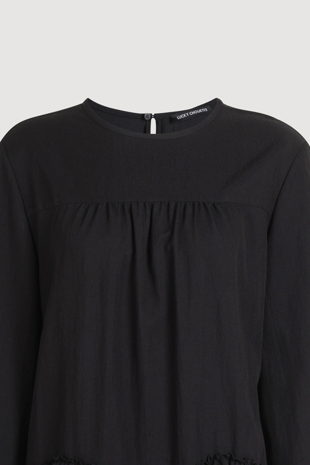 Hem Frii 라운드 넥 블라우스 (블랙)는 여성스러운 라인을 살려주는 레귤러핏 블라우스입니다. 부드러운 레이온과 나일론 혼방 소재로 제작되어 편안한 착용감을 선사하며, 봄, 여름, 가을 세 계절 모두 활용 가능합니다. 라운드넥 디자인에 긴 소매, 뒷넥 단추 여밈, 밑단 덧장 디테일이 더해져 미니멀하면서도 시크한 무드를 연출합니다. 출근룩, 오피스룩, 모임룩 등 다양한 TPO에 클래식, 미니멀, 시크 스타일로 매치하여 세련된 스타일을 완성해 보세요. 무지 디자인의 블랙 컬러로 어떤 하의와도 쉽게 코디할 수 있습니다.
