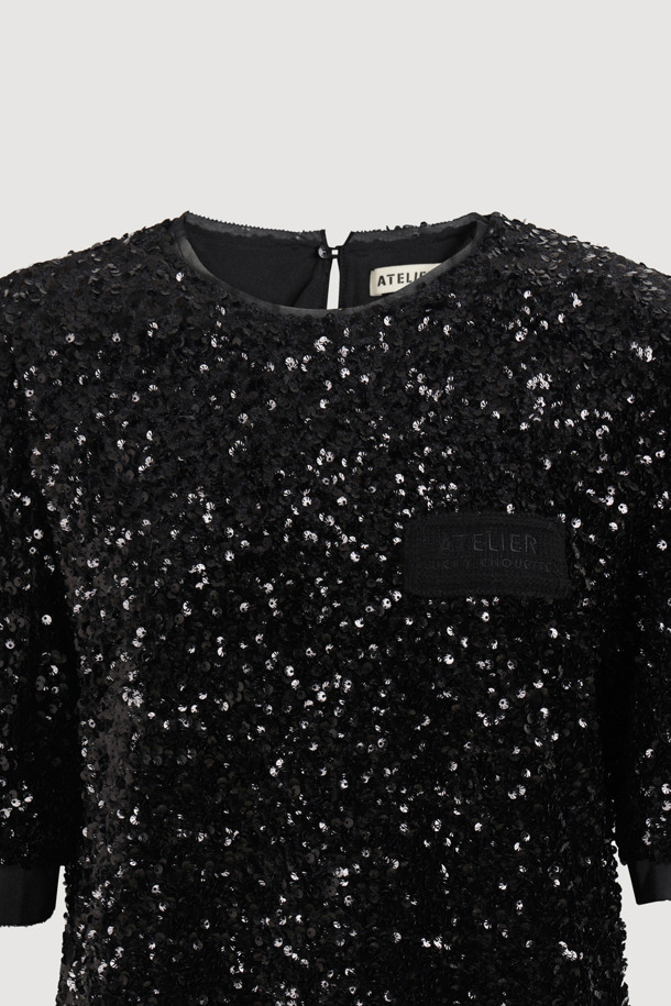 [Atelier] 스팽글 하프 슬리브 블라우스 (블랙)는 여성 의류 상의, 블라우스 카테고리에 속합니다. 클래식하고 유니크한 스타일을 연출하며, 사계절 내내 착용 가능합니다. 벨벳 소재에 실버 스팽글 장식이 더해져 화려함을 더하고, 뒤 단추 여밈과 가슴 니트 장식이 특징입니다. 일자핏 크롭 기장의 반소매 블라우스로, 데이트룩, 파티룩, 연말 모임룩은 물론 시크하고 미니멀한 스타일을 완성합니다. 안감은 스트레치 소재로 편안한 착용감을 선사합니다.
