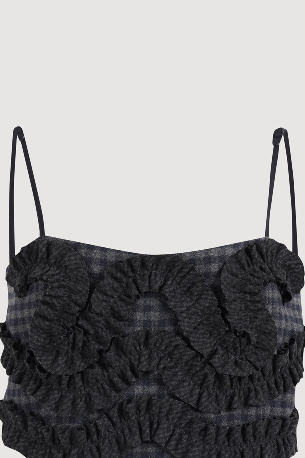 [Atelier] 러플 포인트 체크 탑 블라우스 (멀티 컬러)는 가을, 겨울 시즌에 어울리는 여성 블라우스입니다. 울 소재 50% 함유로 부드러운 촉감을 자랑하며, 두꺼운 두께감으로 따뜻하게 착용할 수 있습니다. 클래식하고 유니크한 스타일의 멀티 컬러 체크 패턴과 스퀘어넥 디자인, 크롭 기장이 특징입니다. 긴 소매와 프릴 디테일, 뒤트임으로 포인트를 더했으며, 레귤러 핏으로 편안하게 착용 가능합니다. 데이트룩, 모임룩, 가을 나들이룩에 어울리는 스타일로, 미니멀, 시크한 분위기를 연출할 수 있습니다.
