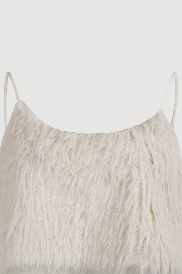 [Atelier] 페이크 퍼 탑 블라우스 (아이보리)는 여성 의류로, 가을/겨울 시즌에 유니크하고 캐주얼한 스타일을 연출하기 좋습니다. 아이보리 컬러의 페이크 퍼 소재로 제작되었으며, 민소매 크롭 기장으로 디자인되었습니다. 어깨끈 길이 조절이 가능하며, 밑단에는 시어 배색 소재를 레이어드하여 포인트를 더했습니다. 뒷판에는 아틀리에 로고 테이프 장식이 있으며, 세미 A라인 핏으로 부드러운 촉감과 두꺼운 두께감을 자랑합니다. 데이트룩, 카페룩, 연말 모임룩 등 다양한 TPO에 맞춰 슬림한 이너와 데님 팬츠와 함께 캐주얼, 미니멀, 시크한 스타일을 연출해 보세요.
