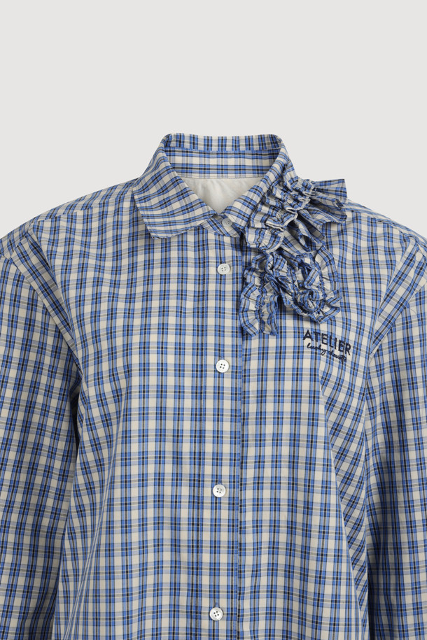 [Atelier] 프릴 포인트 셔츠 타입 블라우스 (블루)는 여성스러운 매력을 더해주는 블라우스입니다. 산뜻한 블루 컬러에 체크 패턴이 더해져 캐주얼하면서도 우아한 분위기를 연출합니다. 네크라인의 프릴 디테일과 가슴 부분의 레터링 자수 포인트가 돋보이며, 앞 중심 단추 여밈으로 편안하게 착용할 수 있습니다. 봄, 여름 시즌 데이트룩, 카페룩, 봄 소풍룩 등 다양한 TPO에 맞춰 클래식하고 로맨틱한 스타일을 완성해보세요. 긴 소매의 스탠다드핏 블라우스로, 레귤러 기장으로 제작되었습니다.
