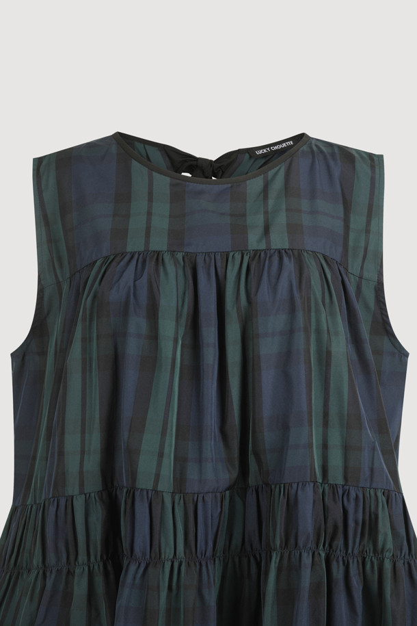 싱그러운 그린 컬러가 돋보이는 [Re-Order] 슬리브리스 체크 셔링 블라우스입니다. 캐주얼하고 걸리시한 무드를 연출하며, 봄, 여름 시즌 데이트룩이나 소풍룩에 제격입니다. 라운드넥에 민소매 디자인으로 시원함을 더하고, A라인 핏과 셔링 디테일, 러플 밑단이 여성스러운 실루엣을 완성합니다. 뒷면 리본 장식으로 포인트를 주어 로맨틱한 분위기를 자아냅니다. 체크 패턴이 밋밋함을 덜어주어 단독으로 착용해도 스타일리시합니다.
