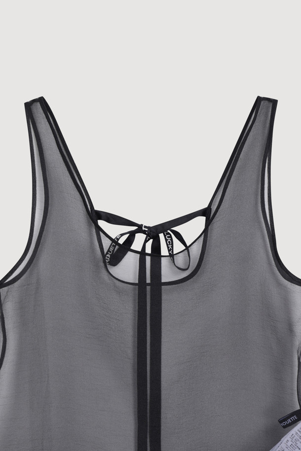 백 리본 볼륨 시어 탑 블라우스 (블랙)는 여성스러운 무드를 연출하는 블라우스입니다. 시스루 소재와 오버핏 디자인으로 유니크하고 캐주얼한 스타일을 완성하며, 봄, 여름 시즌에 활용하기 좋습니다. 얇은 두께감과 라운드넥, 민소매 디자인으로 시원하게 착용할 수 있으며, 밑단 셔링 디테일이 특징입니다. 뒷넥 레터링 테이프가 포인트이며, 레이어드 스타일링으로 다양한 연출이 가능합니다. 데이트룩, 카페룩, 모임룩 등 다양한 TPO에 미니멀하고 시크한 스타일을 더해보세요.
