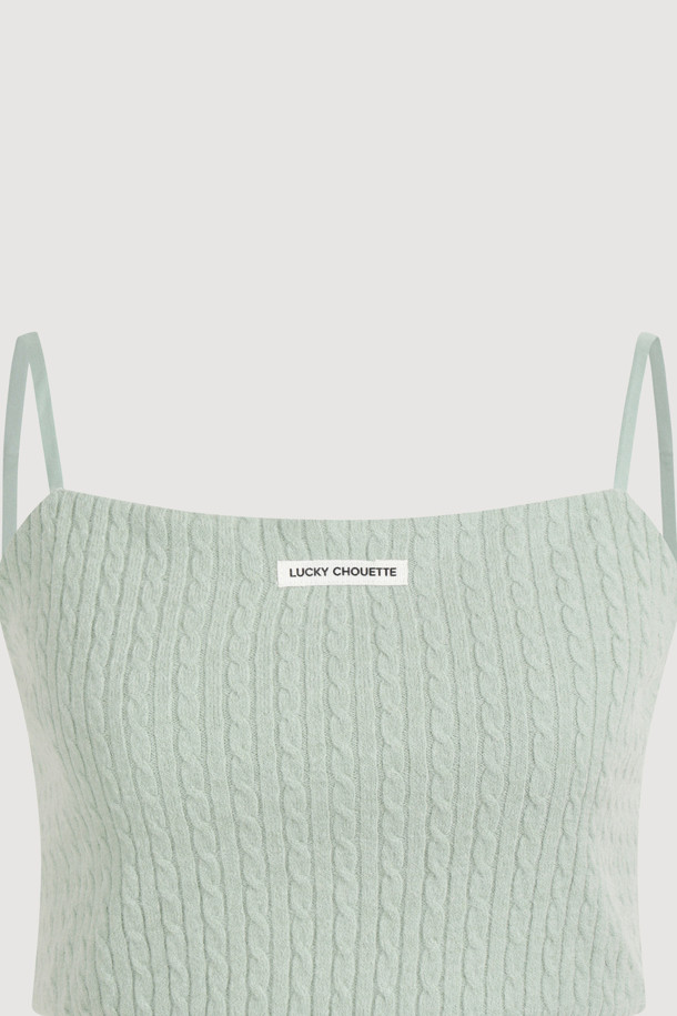 Label Point Jersey Top (라벨 포인트 저지 탑)은 뷔스티에 스타일의 크롭 기장 상의입니다. 부드러운 저지 소재에 꽈배기 조직으로 포인트를 주었으며, 민트 컬러가 산뜻한 느낌을 더합니다. 어깨끈 조절이 가능하여 핏을 조절할 수 있으며, 레이어드하여 다양한 스타일을 연출할 수 있습니다. 데이트룩, 카페룩, 봄 소풍룩 등 캐주얼하고 걸리시한 스타일을 완성해보세요. 슬림핏 디자인으로 여성스러운 실루엣을 강조합니다.
