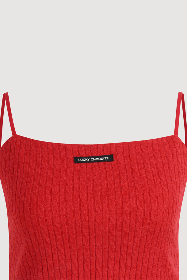 Label Point (라벨 포인트) 저지 탑 (red)은 부드러운 니트 소재의 여성용 크롭 민소매 상의입니다. 어깨끈 조절이 가능하며, 로고 테이프 디테일과 뷔스티에 스타일로 디자인되어 레이어드하여 다양한 스타일을 연출할 수 있습니다. 슬림핏으로 제작되어 여성스러운 실루엣을 강조하며, 스퀘어넥 라인이 특징입니다. 봄, 여름 시즌에 캐주얼, 미니멀, 로맨틱 무드로 데이트룩, 카페룩, 여행룩 등 폭넓게 활용하기 좋습니다. 케이블 패턴과 얇은 두께감으로 시원하고 편안한 착용감을 선사합니다.
