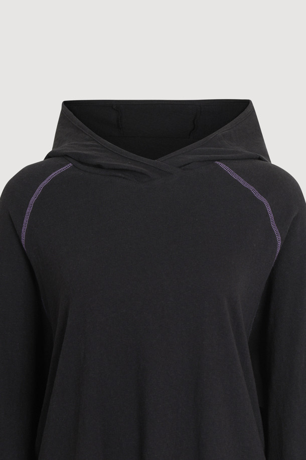 루즈핏 후드 티셔츠 (블랙)는 홑겹 후드 디자인으로 제작되어 가볍고 편안한 착용감을 선사합니다. 암홀과 밑단에 배색 스티치 포인트를 주어 은은한 멋을 더했으며, 밑단 개발 라벨 디테일로 디자인의 완성도를 높였습니다. 캐주얼, 스트리트, 미니멀 스타일을 즐겨 입는 분들께 추천하며, 데일리룩, 집콕룩, 산책룩 등 다양한 TPO에 활용하기 좋습니다. 레귤러 기장의 긴소매 루즈핏으로, 부드러운 촉감의 무지 블랙 컬러가 어떤 옷에도 잘 어울립니다.
