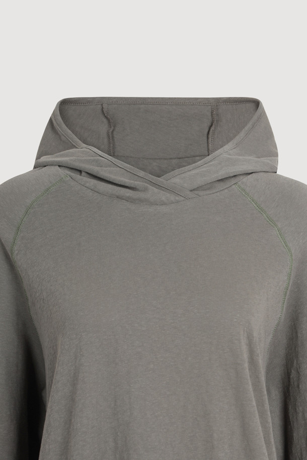 [Re-Order] 루즈 핏 후드 티셔츠 (grey)는 편안한 착용감을 선사하는 캐주얼 스타일의 후드 티셔츠입니다. 얇은 두께감과 부드러운 촉감으로 제작되어, 동네 마실룩, 집콕룩, 산책룩 등 언제 어디서든 편안하게 입기 좋습니다. 홑겹 후드 디자인과 암홀, 밑단 컬러 배색 스티치가 특징이며, 루즈 핏으로 여유로운 실루엣을 연출합니다. 무지 디자인에 밑단 개발 라벨로 포인트를 더한 미니멀, 시티 보이 스타일의 후드 티셔츠입니다. 긴 소매 기장으로 다양한 스타일링이 가능합니다.
