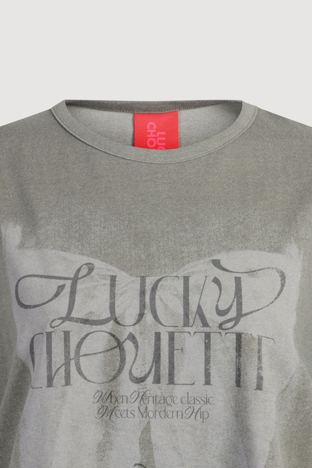 프린트 포인트 베이직 핏 하프 슬리브 티셔츠 (카키)는 캐주얼, 스트리트 무드를 연출하는 여성 반팔 티셔츠입니다. 봄, 여름 시즌에 적합하며, 크롭 기장과 라운드넥 디자인으로 시원하고 트렌디한 스타일을 완성합니다. 면 소재로 제작되어 편안한 착용감을 선사하며, 얇은 두께감으로 쾌적하게 입을 수 있습니다. 빈티지한 그래픽 프린트와 리본 디테일이 포인트이며, 피그먼트 워싱 가공으로 독특한 분위기를 더했습니다. 일상, 동네 마실, 봄 소풍, 여행 등 다양한 TPO에 활용하기 좋으며, 드라이클리닝을 권장합니다.
