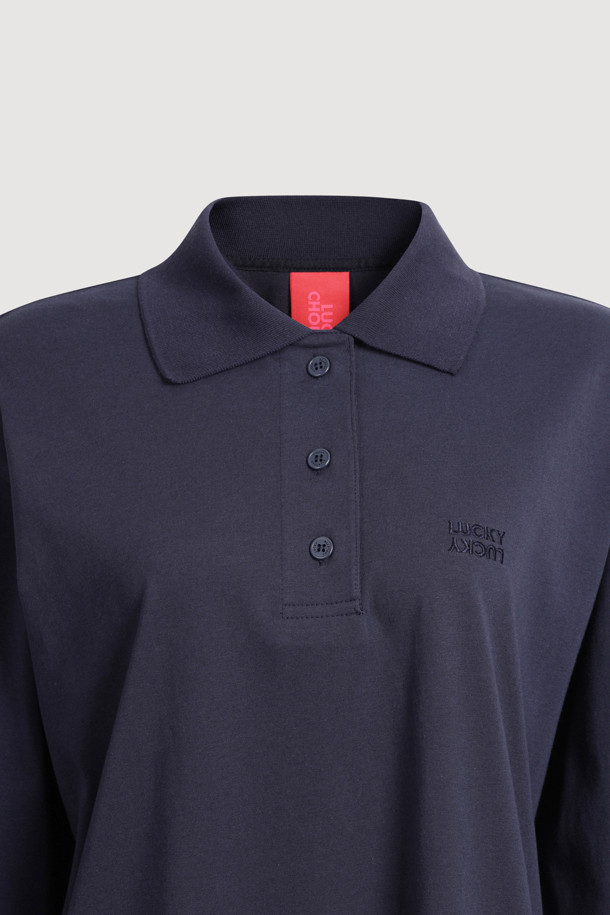 루즈 핏 피케이 티셔츠 (라이트 네이비)는 데일리룩과 동네 마실룩에 적합한 캐주얼 스타일의 피케 티셔츠입니다. 니트 카라 디자인에 가슴 왼쪽 LUCKY 레터링 자수 디테일이 돋보이며, 세미 박시 핏으로 편안한 착용감을 선사합니다. 넉넉한 사이즈와 어깨선 라인이 자연스럽게 떨어져 활동성을 더합니다. 라이트 네이비 컬러로 미니멀한 스타일을 연출하기 좋습니다.
