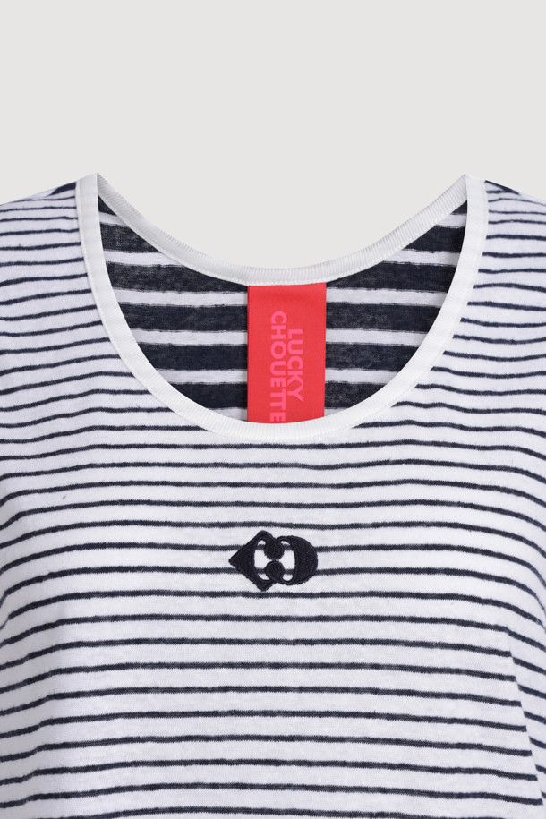 [Re-Order] Stripe Mix Sleeveless T-shirt (dark navy)는 앞뒤 다른 스트라이프 패턴으로 포인트를 준 여성용 민소매 티셔츠입니다. 네이비와 화이트 컬러의 조화가 시원하며, 스탠다드핏과 라운드넥 디자인으로 편안한 착용감을 선사합니다. 일상복으로 활용하기 좋은 캐주얼하고 베이직한 스타일이며, 앞면 엠블럼 자수 디테일이 돋보이는 웨어러블한 디자인입니다.
