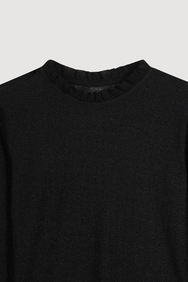 프릴 레이스 긴소매 티셔츠 (블랙)는 여성스러운 무드를 연출하는 블랙 컬러의 티셔츠입니다. 은은하게 비치는 레이스 소재와 프릴 디테일이 더해져 클래식하면서도 로맨틱한 스타일을 완성합니다. 슬림핏 디자인으로 자연스러운 실루엣을 연출하며, 신축성 있는 소재로 편안한 착용감을 선사합니다. 봄, 가을 시즌에 데이트룩, 카페룩, 모임룩 등 다양한 TPO에 활용하기 좋으며, 레이어드하여 더욱 다채로운 스타일링이 가능합니다. 라운드넥에 긴소매 디자인으로, 부드러운 촉감의 얇은 두께감으로 제작되었습니다.
