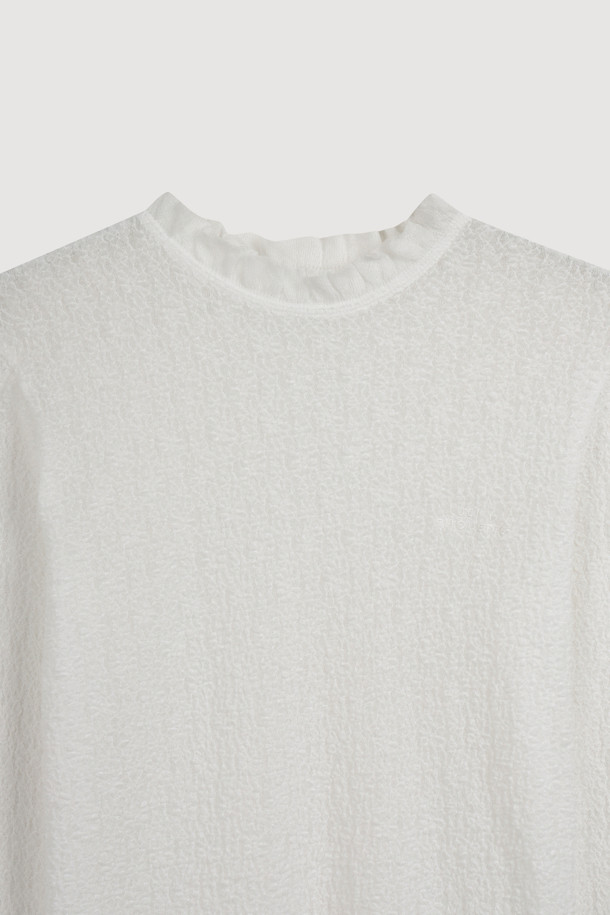 아이보리 컬러의 "[Re-Order] 프릴 레이스 긴소매 티셔츠"입니다. 부드러운 촉감의 레이스 소재로 제작되었으며, 봄, 가을에 입기 좋습니다. 라운드넥과 슬림핏 디자인에 넥과 소매 부분의 프릴 디테일이 여성스럽고 우아한 분위기를 연출합니다.  얇은 두께로 레이어드하여 다양한 스타일을 연출할 수 있으며, 데이트룩, 카페룩, 모임룩에 활용하기 좋습니다. 클래식, 로맨틱, 미니멀한 스타일을 즐기는 여성분들께 추천합니다.
