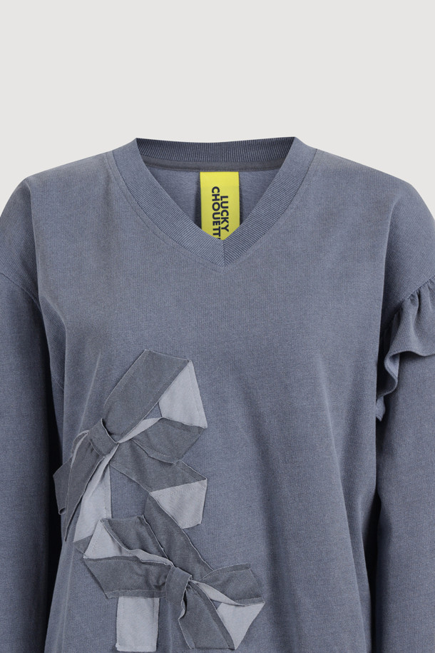 자수 포인트 스웨트셔츠 (다크블루)는 여성스러운 무드를 연출하는 캐주얼 스타일의 맨투맨입니다. 부드러운 면 소재에 루즈핏으로 편안한 착용감을 선사하며, 봄, 가을에 적합합니다. 브이넥 디자인에 리본 자수 장식과 프릴 소매 디테일이 더해져 로맨틱한 분위기를 자아냅니다. 피그먼트 워싱 처리로 빈티지한 느낌을 주어 데이트룩, 카페룩, 봄 소풍룩 등 다양한 TPO에 활용하기 좋습니다.
