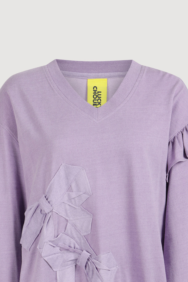 **바이올렛 자수 포인트 스웨트셔츠**

여성스러운 무드의 바이올렛 컬러 스웨트셔츠입니다. 넉넉한 루즈핏과 브이넥 디자인으로 편안하면서도 스타일리시하게 연출할 수 있습니다. 소매 프릴 디테일과 리본 자수 포인트가 사랑스러운 분위기를 더하며, 피그먼트 워싱 가공으로 부드러운 촉감을 선사합니다. 봄, 가을 시즌 데이트룩이나 카페룩에 매치하여 캐주얼하면서도 로맨틱한 스타일을 완성해보세요. 면 소재로 제작되었으며, 드라이클리닝을 권장합니다.
