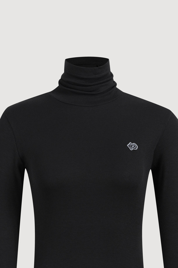 **[Re-Order] 골지 터틀넥 긴소매 티셔츠 (블랙)**

부드러운 면 소재로 제작되어 편안한 착용감을 선사하는 블랙 컬러의 터틀넥 티셔츠입니다. 슬림핏 디자인으로 여성스러운 실루엣을 강조하며, 가을/겨울 시즌에 적합합니다. 베이직한 스타일로 다양한 룩에 활용하기 좋으며, 이너 또는 레이어드용으로 활용도가 높습니다. 왼쪽 가슴 부분의 엠블럼 자수 디테일이 돋보이며, 출근룩, 미니멀, 클래식, 캐주얼 스타일을 즐기는 분들께 추천합니다. 얇은 두께감과 긴 소매 기장으로 간절기부터 겨울까지 따뜻하게 착용할 수 있습니다.
