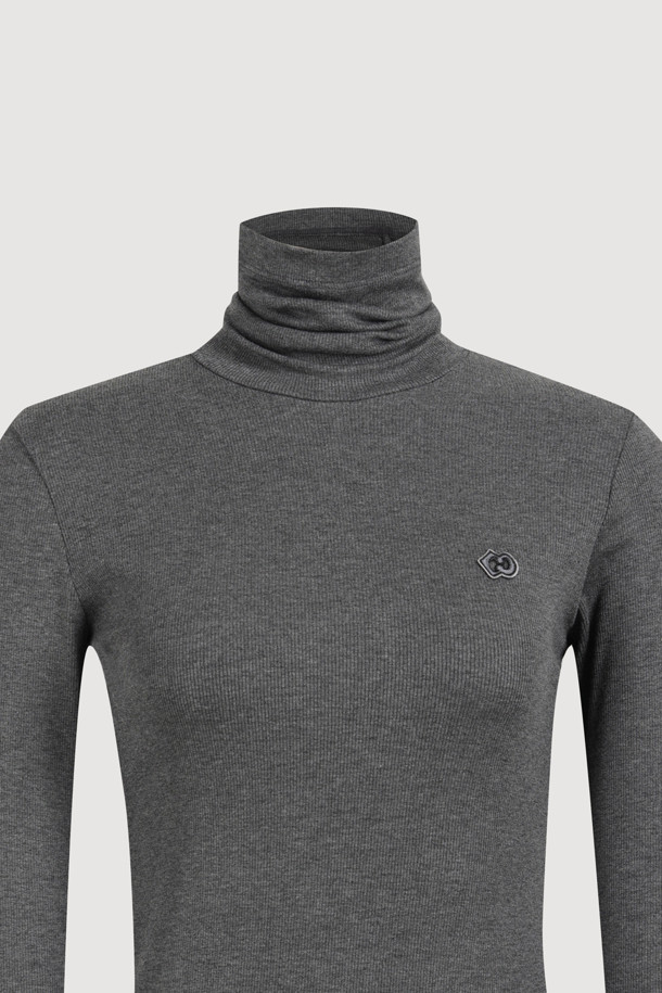멜란지 그레이 컬러의 골지 터틀넥 티셔츠입니다. 가을, 겨울 시즌에 활용하기 좋은 긴소매 슬림핏 티셔츠로, 부드러운 면 소재로 제작되어 편안한 착용감을 선사합니다. 베이직하고 캐주얼한 스타일로, 다양한 룩에 매치하기 좋으며, 신축성 있는 소재와 왼쪽 가슴 엠블럼 자수가 포인트입니다. 얇은 두께로 제작되어 레이어드하여 입기에도 용이하며, 겨울 데일리룩, 카페룩, 데이트룩 등 다양한 TPO에 활용할 수 있습니다. 미니멀, 캐주얼, 클래식 스타일을 즐겨 입는 분들께 추천합니다.
