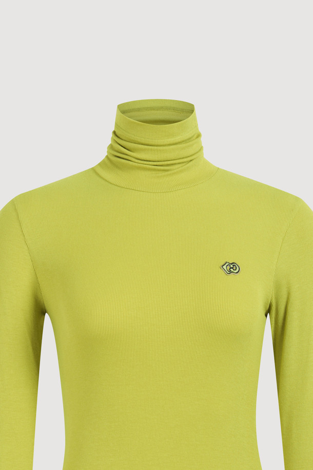라임 컬러의 골지 터틀넥 긴팔 티셔츠입니다. 캐주얼하고 베이직한 스타일로, 가을과 겨울철 데일리룩에 활용하기 좋습니다. 신축성이 좋은 소재로 제작되어 편안한 착용감을 선사하며, 슬림핏 디자인으로 깔끔한 핏을 연출합니다. 왼쪽 가슴 부분의 엠블럼 자수 디테일이 돋보이며, 레이어드하여 다양한 스타일을 연출할 수 있습니다.
