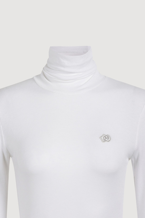 골지 터틀넥 긴소매 티셔츠 (화이트)는 가을, 겨울 시즌에 활용하기 좋은 상의입니다. 슬림핏으로 제작되어 깔끔한 실루엣을 연출하며, 신축성 좋은 소재로 편안한 착용감을 선사합니다. 베이직하고 캐주얼한 스타일로 다양한 룩에 매치하기 좋으며, 왼쪽 가슴 엠블럼 자수가 포인트입니다. 이너용으로 또는 레이어드하여 겨울 데일리룩, 출근룩, 오피스룩 등 다양한 TPO에 맞춰 미니멀, 클래식, 캐주얼 스타일을 연출할 수 있습니다.

