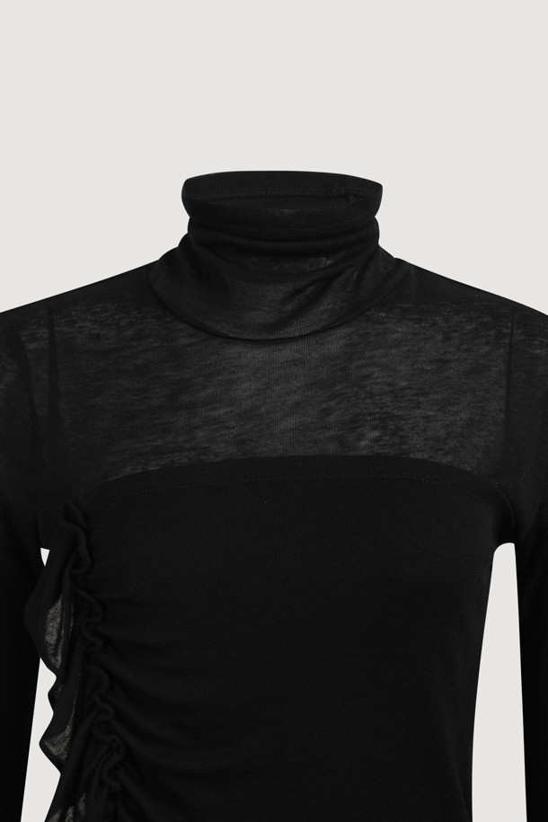 **[Re-Order] 레이어드 포인트 롱 슬리브 티셔츠 (블랙)**는 여성스러운 무드와 캐주얼 스타일을 동시에 연출할 수 있는 티셔츠입니다. 부드러운 촉감의 울과 텐셀 혼방 소재로 제작되었으며, 봄, 가을, 겨울 세 계절에 걸쳐 활용 가능합니다. 슬림핏 라운드넥 디자인에 얇은 두께감으로 편안하게 착용할 수 있습니다. 레이어드 디자인과 프릴 디테일, 밑단 주름으로 포인트를 더해 데이트룩, 모임룩 등 다양한 TPO에 활용하기 좋습니다. 블랙 컬러의 무지 티셔츠로 미니멀하고 로맨틱한 스타일을 완성해보세요.
