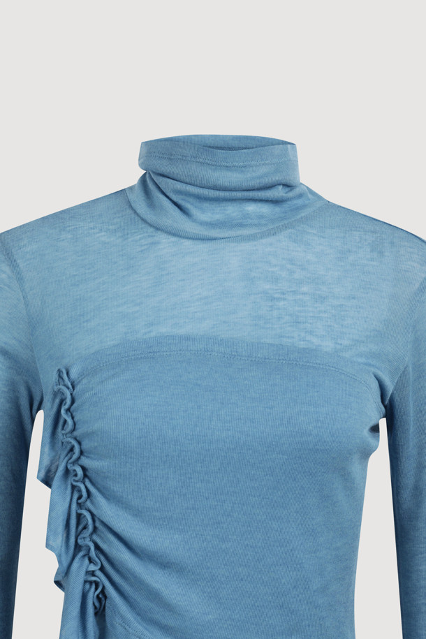 [Re-Order] 레이어드 포인트 롱 슬리브 티셔츠 (블루)는 여성스러운 무드와 캐주얼 스타일을 동시에 연출할 수 있는 긴 소매 티셔츠입니다. 부드러운 촉감과 얇은 두께감으로 봄, 가을, 겨울 시즌에 활용하기 좋으며, 라운드넥 디자인에 프릴 및 덧장 디테일이 더해져 포인트를 줍니다. 슬림핏으로 제작되어 여성스러운 실루엣을 강조하며, 데이트룩, 출근룩 등 다양한 TPO에 매치하기 좋습니다. 울, 텐셀 소재와 후라이스 소재의 조합으로 편안하면서도 세련된 스타일을 완성합니다.
