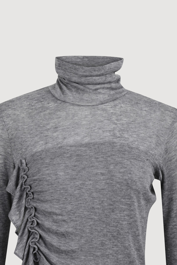 [Re-Order] 레이어드 포인트 롱 슬리브 티셔츠 (grey)는 여성스러운 무드와 캐주얼 스타일을 동시에 연출할 수 있는 상의입니다. 봄, 가을에 적합하며, 데이트룩과 출근룩에 모두 잘 어울립니다. 부드러운 울과 텐셀 혼방 소재로 제작되어 편안한 착용감을 선사하며, 슬림핏 디자인으로 여성스러운 실루엣을 강조합니다. 하프넥 라인과 긴 소매, 밑단 프릴 디테일이 포인트이며, 덧장과 후라이스 소재를 사용하여 고급스러움을 더했습니다. 미니멀, 클래식 스타일을 선호하는 분들께 추천하는 아이템입니다.
