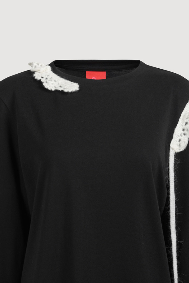 블랙 색상의 니트 크로셰 포인트 롱 슬리브 티셔츠입니다. 부드러운 촉감의 니트 소재로 제작되어 봄, 가을, 겨울 모두 활용 가능하며, 레귤러 핏으로 편안하게 착용할 수 있습니다. 라운드넥 디자인에 어깨 니트 테이프 장식과 밑단 라벨 디테일이 돋보입니다. 출근룩이나 모임룩 등 다양한 TPO에 클래식, 미니멀, 캐주얼 스타일로 연출하기 좋습니다. 무지 디자인으로 어떤 스타일에도 쉽게 매치할 수 있는 베이직한 티셔츠입니다.
