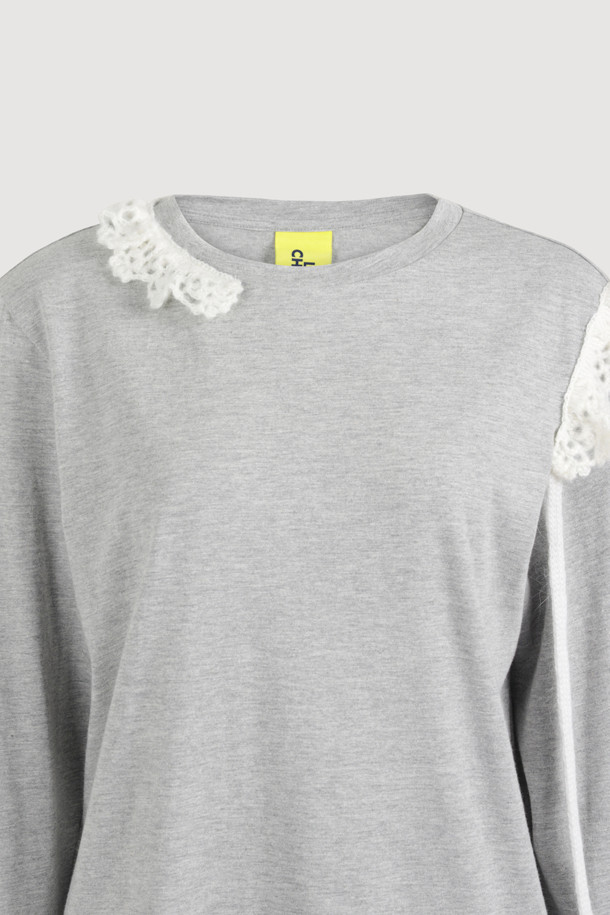 멜란지 그레이 컬러의 니트 크로쉐 포인트 긴팔 티셔츠입니다. 부드러운 면 소재로 제작되어 편안한 착용감을 선사하며, 얇은 두께감으로 가을, 겨울철에 활용하기 좋습니다. 루즈핏 라운드넥 디자인으로 베이직하면서도 캐주얼한 스타일을 연출하며, 니트 테이프 장식과 라벨 디테일이 돋보입니다. 출근룩, 모임룩 등 다양한 TPO에 미니멀, 클래식한 무드로 코디할 수 있습니다.
