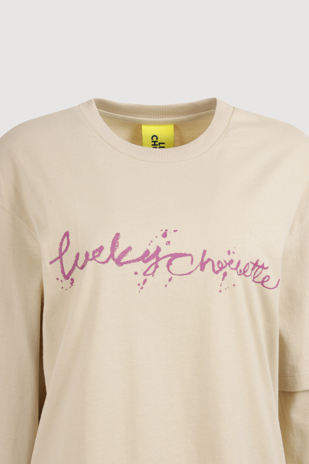 라이트 베이지 컬러의 레터링 포인트 루즈핏 롱 슬리브 티셔츠입니다. 부드러운 면 소재로 제작되어 편안한 착용감을 선사하며, 캐주얼한 스타일을 연출하기 좋습니다. 라운드넥 디자인에 언밸런스 소매 디테일과 슬로건 프린트가 포인트로 더해져 유니크함을 더했습니다. 봄, 가을 시즌 산책룩 또는 봄 소풍룩으로 활용하기 좋으며, 캐주얼, 미니멀, 클래식 스타일을 즐겨 입는 여성분들께 추천합니다. 루즈핏으로 편안하게 착용 가능하며, 레귤러 기장으로 다양한 하의와 매치하기 용이합니다.
