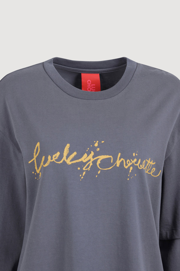 다크 블루 컬러의 레터링 포인트 루즈핏 긴소매 티셔츠입니다. 부드러운 면 소재로 제작되어 편안한 착용감을 선사하며, 일상에서 캐주얼하고 베이직한 스타일을 연출하기 좋습니다. 언밸런스 소매 디테일과 슬로건 프린트가 돋보이는 디자인으로, 산책룩이나 집콕룩 모두 잘 어울립니다. 넉넉한 루즈핏으로 편안함을 더했으며, 봄, 가을 시즌에 활용하기 좋은 아이템입니다. 라운드넥 디자인으로 어떤 스타일에도 쉽게 매치할 수 있습니다.
