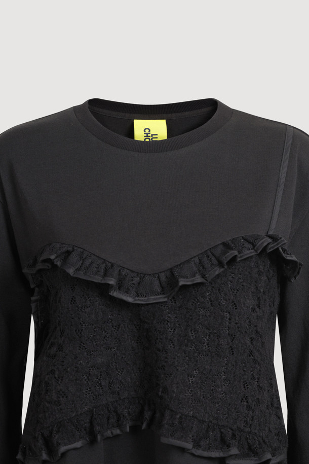 [Re-Order] 레이스 뷔스티에 긴 소매 티셔츠 (블랙)는 여성스러운 무드를 연출하는 티셔츠입니다. 슬림핏 디자인에 고급스러운 레이스 소재의 뷔스티에 디테일이 더해져 캐주얼하면서도 우아한 스타일을 완성합니다. 라운드넥과 긴 소매 기장으로 간절기에도 활용하기 좋으며, 앞뒤 레이어드 디자인으로 포인트를 더했습니다. 데이트룩이나 모임룩으로, 또는 캐주얼, 클래식, 로맨틱 등 다양한 스타일링에 매치하여 다채로운 연출이 가능합니다. 부드러운 면 소재로 제작되어 편안한 착용감을 선사합니다.
