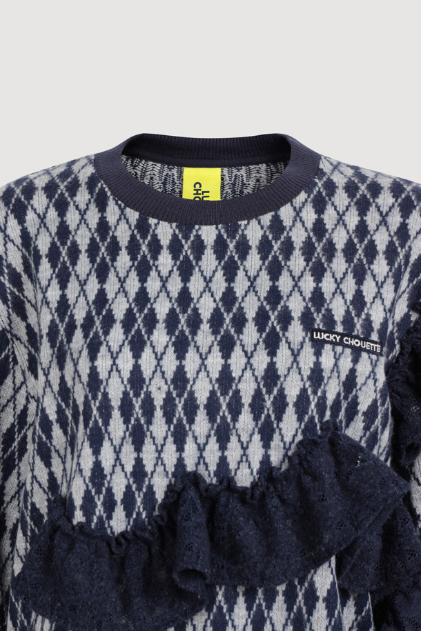 프릴 포인트 아가일 스웨트 티셔츠 (네이비)는 겨울철 캐주얼룩을 완성해 줄 여성 의류입니다. 부드러운 기모 소재로 제작되어 포근한 착용감을 선사하며, 루즈핏 디자인으로 편안하게 즐길 수 있습니다. 네이비 컬러에 아가일 패턴이 더해져 클래식한 무드를 자아내며, 프릴 장식과 레터링 자수, 어깨 및 앞판 배색 디테일로 포인트를 더했습니다. 집콕룩이나 산책룩 등 다양한 TPO에 활용 가능하며, 캐주얼, 클래식, 미니멀 스타일을 모두 소화할 수 있는 활용도 높은 아이템입니다. 긴 소매 기장의 라운드넥 디자인으로 어떤 하의와도 잘 어울립니다.
