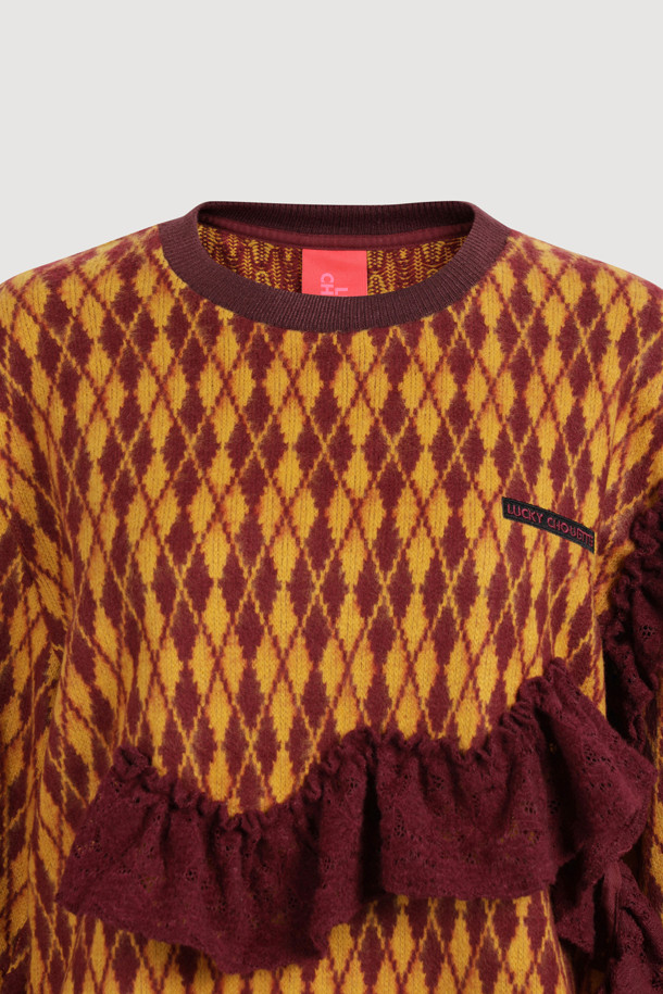 프릴 포인트 아가일 스웨트 티셔츠 (와인)는 포근한 기모 안감으로 따뜻함을 더한 여성용 맨투맨입니다. 캐주얼한 무드의 루즈핏으로 편안하게 착용 가능하며, 라운드넥과 긴 소매 기장으로 디자인되었습니다. 아가일 패턴과 프릴 디테일, 레터링 자수가 돋보여 포인트를 더했습니다. 집콕룩이나 산책룩 등 데일리하게 활용하기 좋으며, 미니멀, 클래식 스타일을 즐겨 입는 분들께 추천합니다. 다만, 필링에 주의하여 관리해야 합니다.
