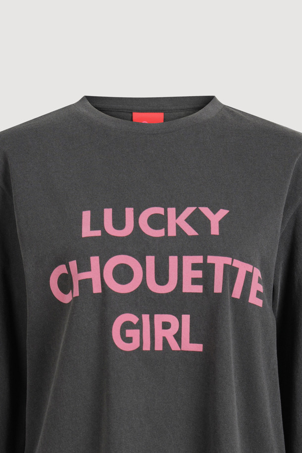 다크 그레이 컬러의 레터링 포인트 롱 슬리브 티셔츠입니다. 코튼과 모달 혼방 소재로 제작되어 부드러운 촉감을 선사하며, 앞면에 레터링 프린트가 특징입니다. 라운드넥에 루즈핏으로 편안하게 착용 가능하며, 봄, 가을, 겨울 시즌에 활용하기 좋습니다. 캐주얼, 미니멀, 클래식 스타일을 연출하기 좋으며, 산책룩이나 집콕룩으로도 안성맞춤입니다. 피그먼트 워싱 가공으로 자연스러운 멋을 더했습니다.
