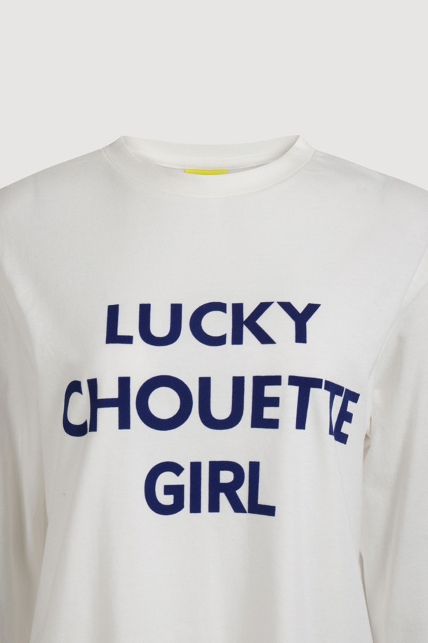 화이트 컬러의 레터링 포인트 롱 슬리브 티셔츠입니다. 부드러운 면과 모달 혼방 소재로 제작되어 편안한 착용감을 선사하며, 봄, 가을 시즌에 활용하기 좋습니다. 여유로운 루즈핏에 라운드넥 디자인으로 캐주얼하고 베이직한 스타일을 연출합니다. 앞면에 레터링 프린트가 포인트로 들어가 밋밋함을 덜어주며, 피그먼트 염색 처리로 은은한 멋을 더했습니다. 산책룩, 미니멀 스타일 연출에 적합하며, 얇은 두께감으로 간절기에도 부담 없이 착용할 수 있습니다.
